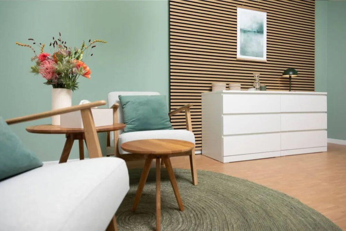 Blick in den Praxisraum mit Holzlamellenwand